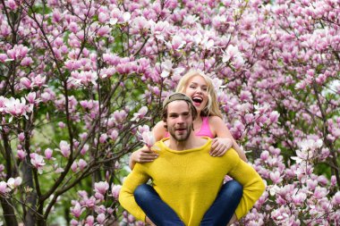 bahar bahçe çiçek açan Manolya, aşık Romantik Çift