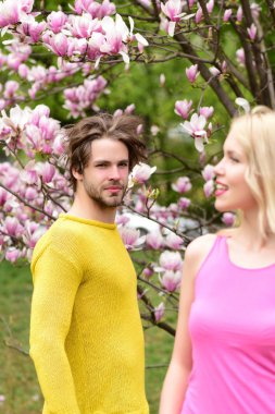 Bahar manolyasında aşık bir çift