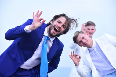 mutlu iş takım ışık gökyüzü arka plan üzerinde ok jest yapma