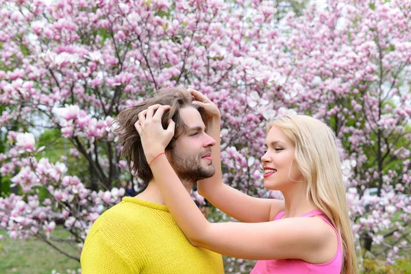 Pareja romántica enamorada en primavera jardín en floreciente magnolia —  Fotos de Stock