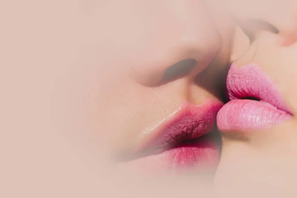 Hermosos labios femeninos o mujer y niña con lápiz labial rosa — Foto de Stock