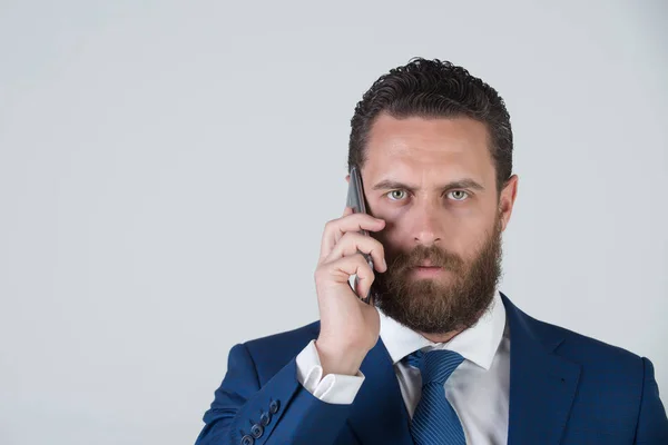 Hombre barbudo o hombre de negocios con teléfono móvil o celular — Foto de Stock