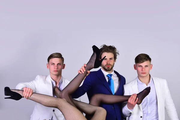 Gruppe von Menschen, Männer in Jacke und weibliche sexy Beine — Stockfoto