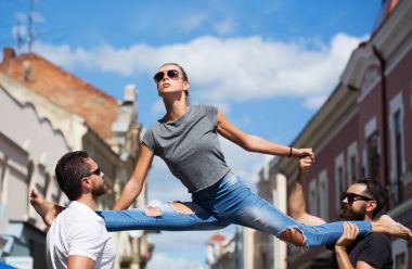 bacak oturan kadın iki adam omuzlarında bölme