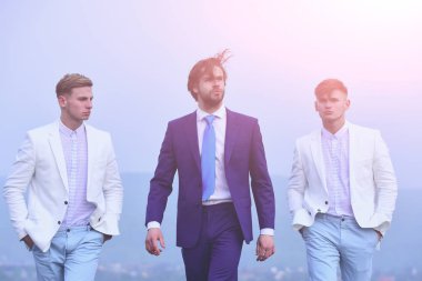 İnsanlar genç adam, işadamı, mavi gökyüzü üzerinde yürüme çocuklar