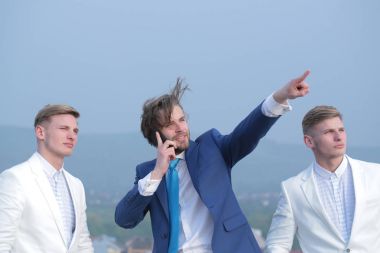 Mavi gökyüzü, iş adamları işaret telefonda konuşan adam