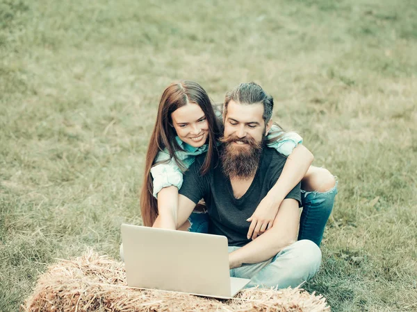女孩或幸福的女人，在性质上使用笔记本电脑有胡子的人 — 图库照片
