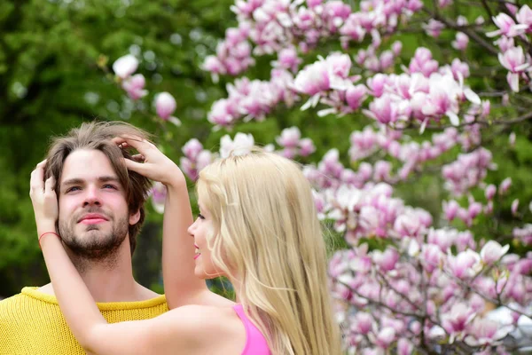 玉兰树粉红色鲜花盛开，热恋中的情侣 — 图库照片