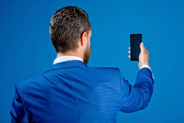 Komea mies puhelin kädessä, uusi teknologia ja viestintä — kuvapankkivalokuva