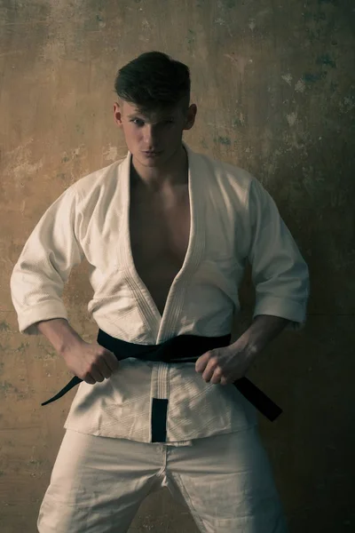 Kaukasiska karate mannen i vit kimono — Stockfoto