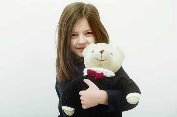 Feliz linda chica abrazando lindo, osito de peluche juguete — Foto de Stock