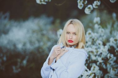 sarışın kadınla çiçek kırmızı dudak makyaj