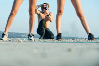 adam kadın bacakları kamerada çekim çıplak gövde ile