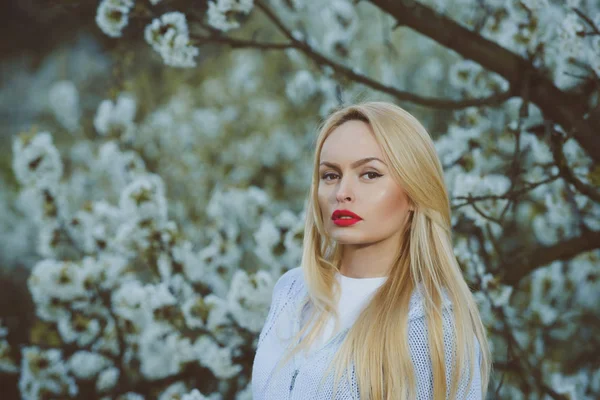 Maquillaje labios rojos en la cara de la mujer en flor de primavera — Foto de Stock