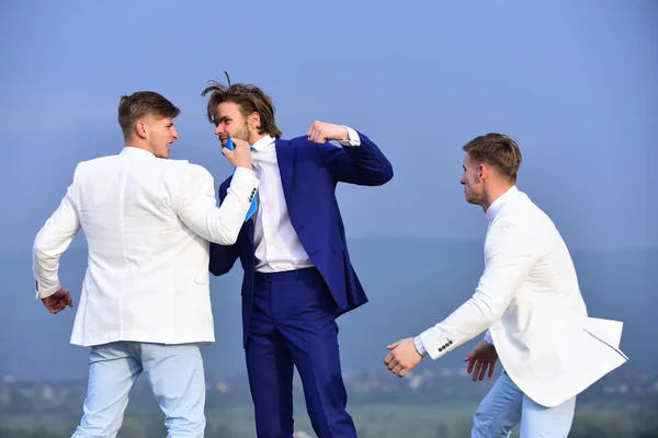 Hombre de negocios golpeando, golpeando colega, hombres gemelos en traje formal —  Fotos de Stock