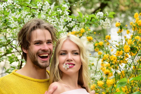 Glückliches verliebtes Paar im Frühling Kirschblüten — Stockfoto