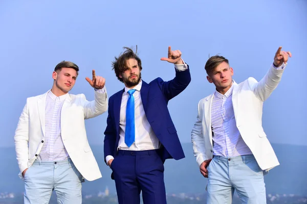 Moda de negocios, gente joven en traje blanco y azul, marketing — Foto de Stock