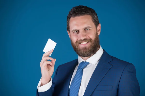 Ética empresarial, crédito e poupança, cartão na mão do homem — Fotografia de Stock