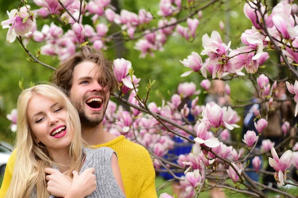 Heureux couple en amour au printemps magnolia fleurs — Photo