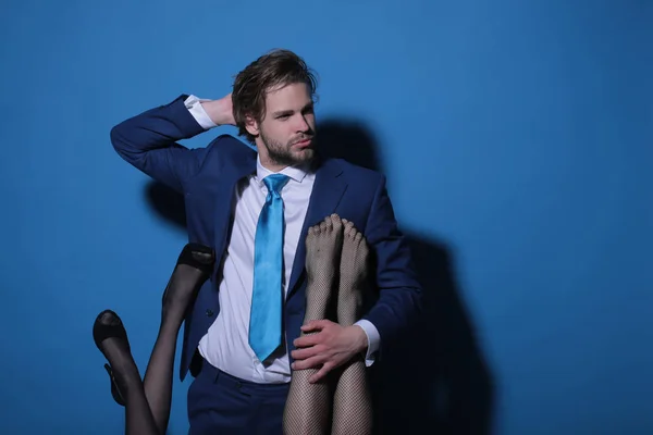 Schöner Mann oder Geschäftsmann in Anzug und weiblichen sexy Beinen — Stockfoto