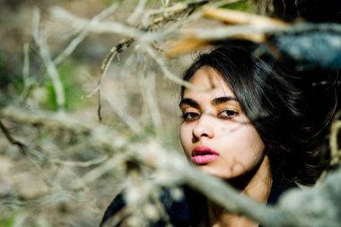 kadın çıplak ağaç dallarında gizleme