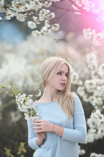 Flor de primavera en el jardín de cerezo con hermosa niña — Foto de Stock