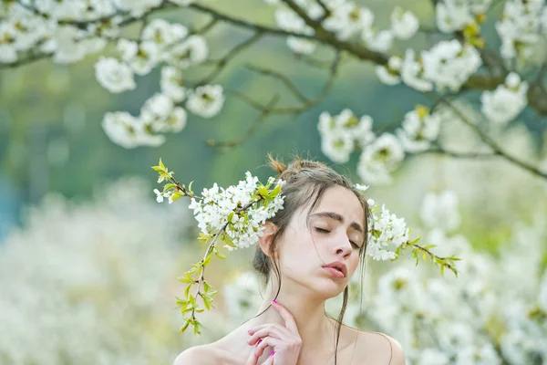 Menina bonito com olhos fechados e flores brancas no cabelo — Fotografia de Stock