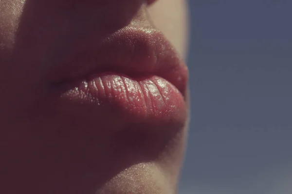 Läppar med kvinna med bedårande, fyllig mun — Stockfoto