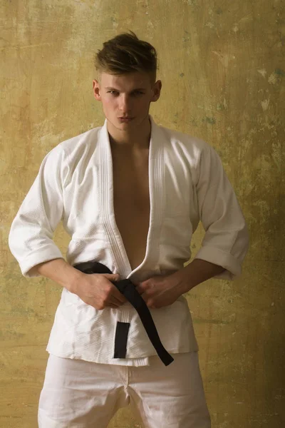 Karate ember fehér kimonó — Stock Fotó