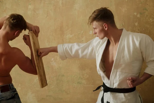 Due begli uomini che allenano karate — Foto Stock