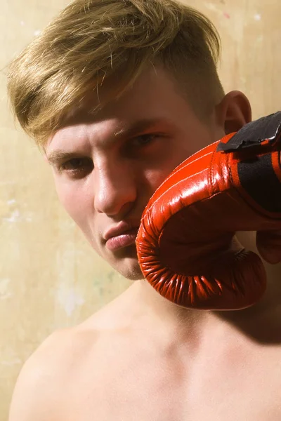 Bonito homem, boxeador, posando com vermelho, luva de boxe — Fotografia de Stock