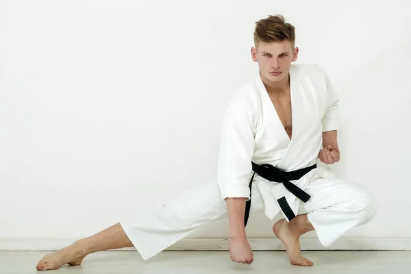 Karate man barfota i kimono — Stockfoto