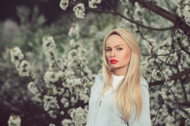 bahar çiçekleri ve kadın ile Bahçe