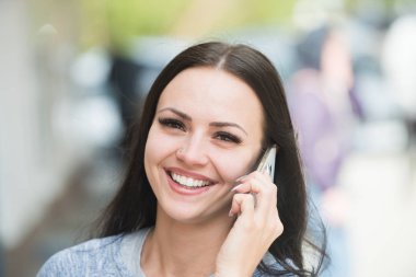 hareket eden ya da cep telefonu açık konuşan mutlu esmer kız