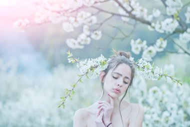 kapalı gözler ve saç beyaz çiçekler ile kız