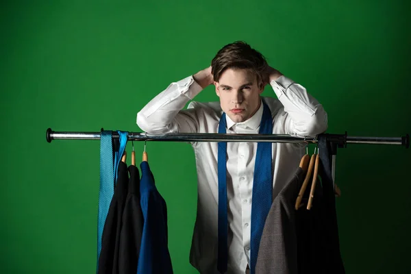 Хлопець у сорочці і краватка в шафі з одягом — стокове фото