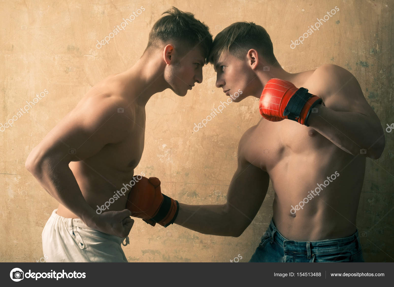 Boxers men twins, fighting with gloves and fists — Stock Photo