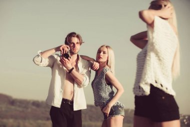 İnsanlar doğada fotoğraf çekiyor. Yaz tatili. Vintage filtresi