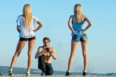 yakışıklı adam veya çıplak gövde ile fotoğrafçı için poz kadınlar