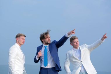 Mavi gökyüzü, çevik iş adamı ve ikiz çocuklar