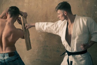 Beyaz kimono ahşap tahta Delme atlet