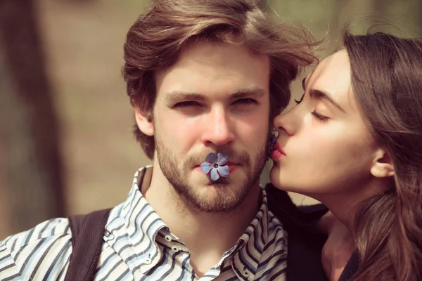 Женщина с закрытыми глазами целует красивого мужчину в щеку — стоковое фото