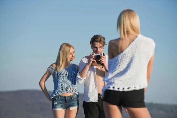 Hombre con cámara en la mano tomando fotos de mujeres, niñas —  Fotos de Stock