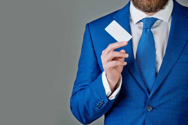 Jefe o hombre con tarjeta de visita o de crédito, ética empresarial — Foto de Stock