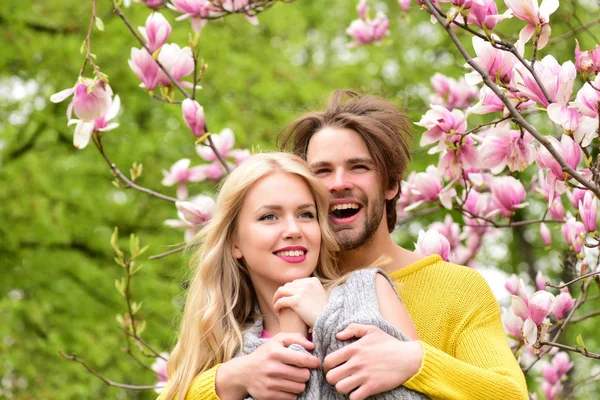 Momento romantico di bella coppia di sposi nel giardino primaverile — Foto Stock