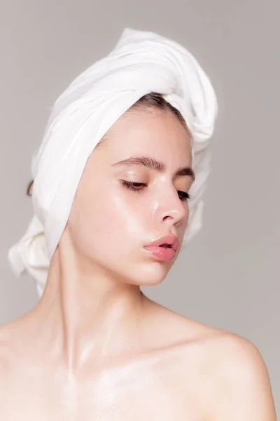 Милая девушка с белым полотенцем на голове — стоковое фото
