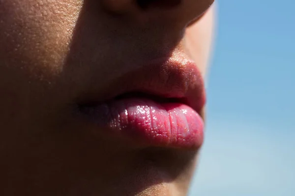 Mond van vrouw met schattig, mollig lippen — Stockfoto