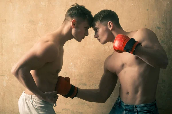Boxers homens gêmeos, lutando com luvas e punhos — Fotografia de Stock