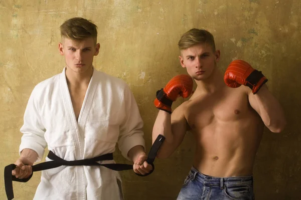 Fighters, karate idrottsman tvillingar i vit kimono och starka boxer — Stockfoto