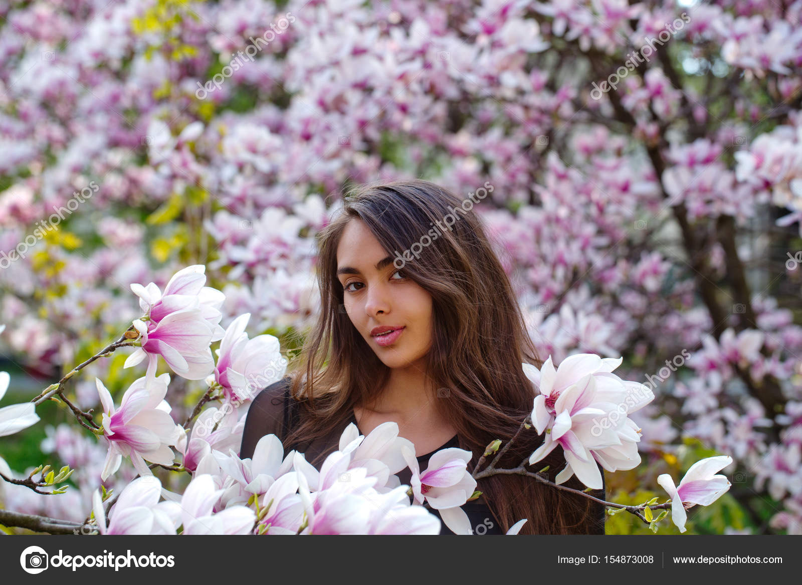 開花マグノリアの木のポーズを長い髪の女 ストック写真 C Tverdohlib Com